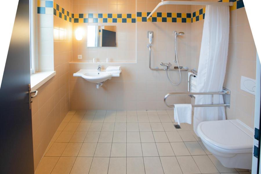 Chambre avec 1 Lit Double et 1 Lit Simple - Accessible aux Personnes à Mobilité Réduite